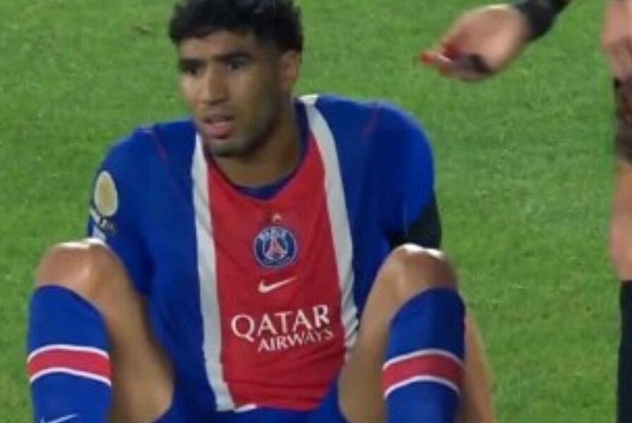 حكيمي يتعرض لإصابة ضمن منافسات الدوري الفرنسي.